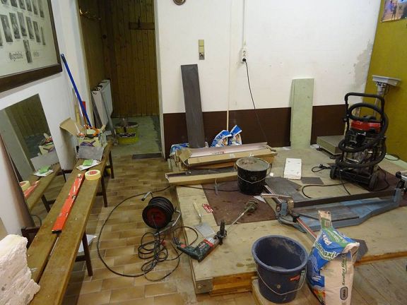 2015: Neuverfliesung Garderobe