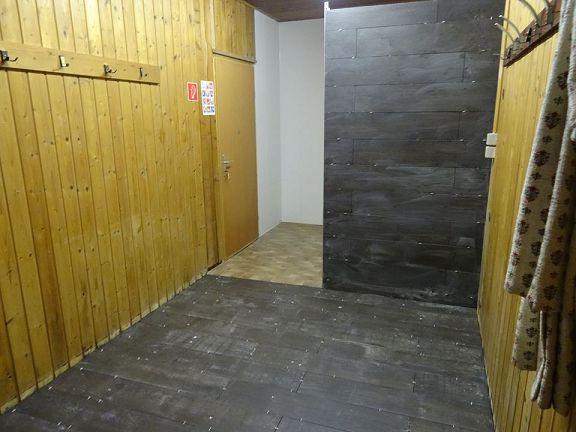 2015: Neuverfliesung Garderobe