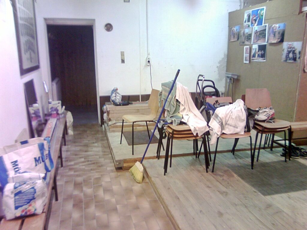 2015: Neuverfliesung Garderobe