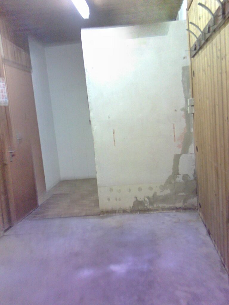 2015: Neuverfliesung Garderobe