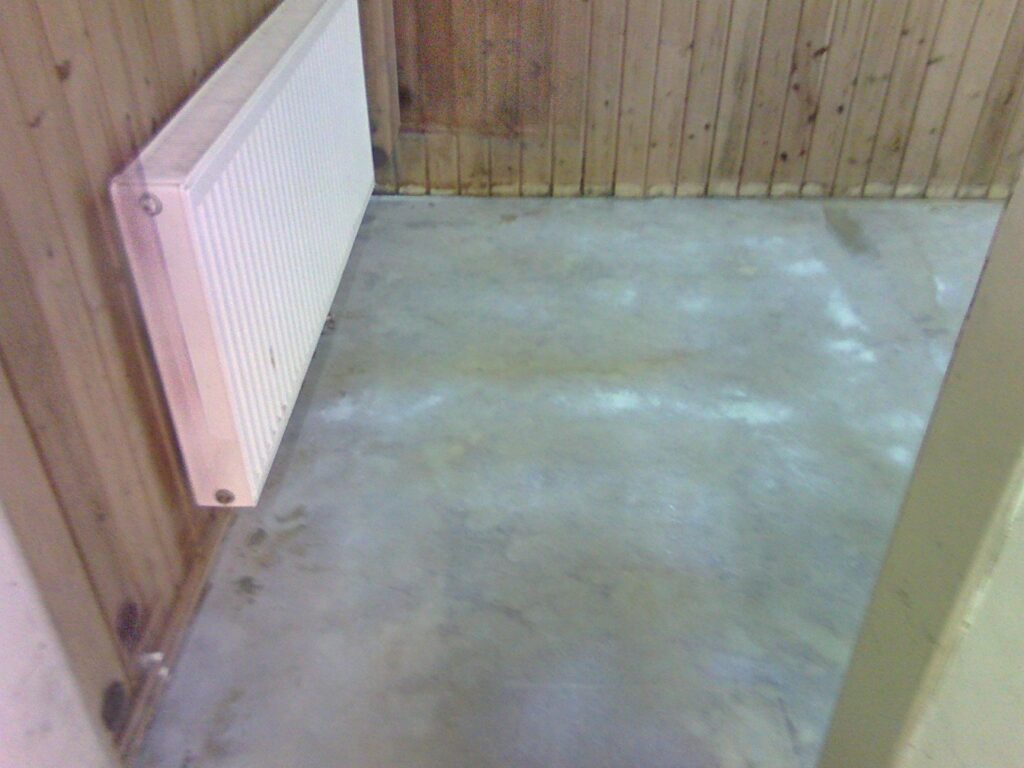2015: Neuverfliesung Garderobe