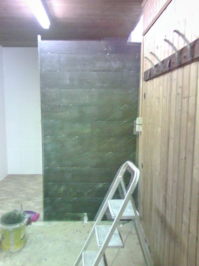 2015: Neuverfliesung Garderobe