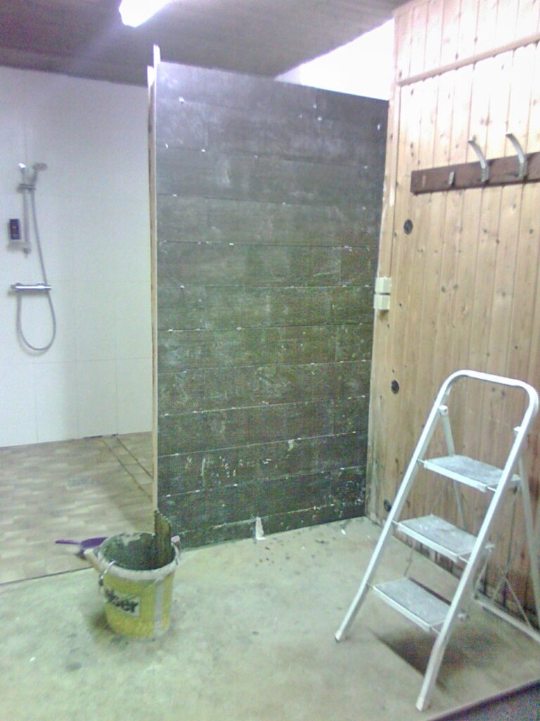 2015: Neuverfliesung Garderobe